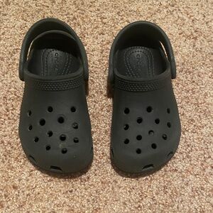 Size 9c black crocs